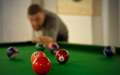 🎱 Un billard à réserver au bar Le Kruz à Antibes : ambiance détente sur la Côte d’Azur