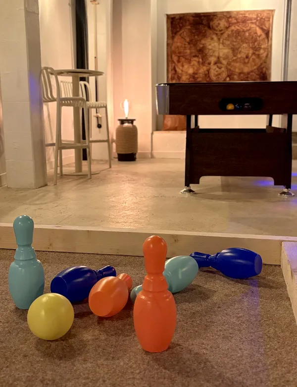 Jeux d'adresse dans La Cale du bar Le Kruz Antibes Billard au bar le Kruz Ă Antibes